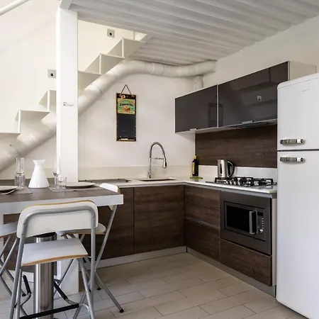 Guesthost - Elegant Loft With Balcony! * Milán