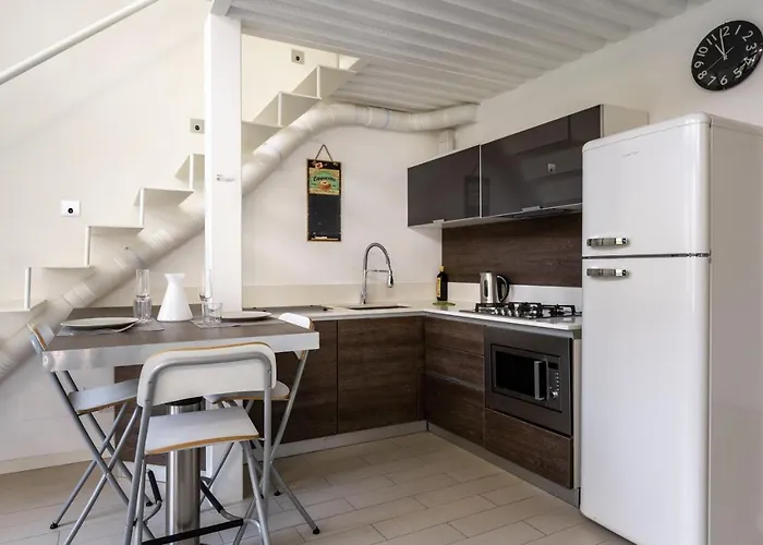 Guesthost - Elegant Loft With Balcony! * Milán