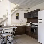 Guesthost - Elegant Loft With Balcony! * Milánó