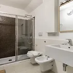 Guesthost - Elegant Loft With Balcony! Milánó