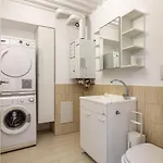 Guesthost - Elegant Loft With Balcony! Apartman