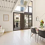 Guesthost - Elegant Loft With Balcony! Apartman