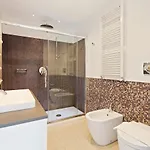 Guesthost - Elegant Loft With Balcony! Apartman Milánó