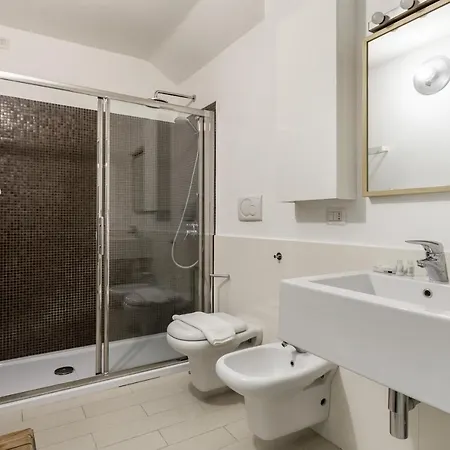 Guesthost - Elegant Loft With Balcony! Milano