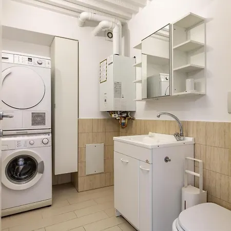 Guesthost - Elegant Loft With Balcony! Apartamento