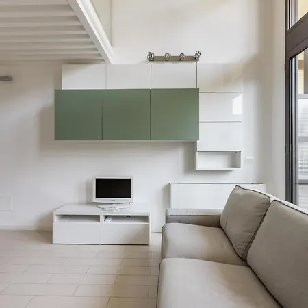 Guesthost - Elegant Loft With Balcony! Apartamento *