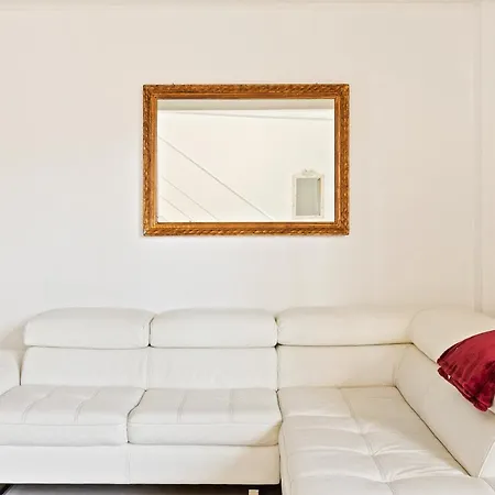 Guesthost - Elegant Loft With Balcony! Daire *