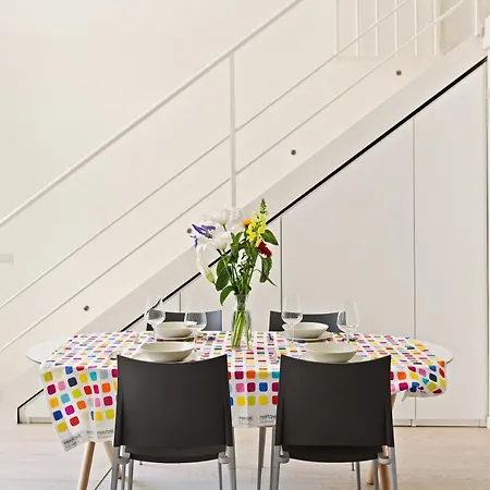 Daire Guesthost - Elegant Loft With Balcony!