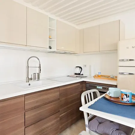 Guesthost - Elegant Loft With Balcony! Milán