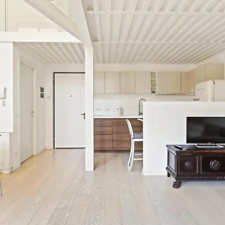 Guesthost - Elegant Loft With Balcony! Daire *